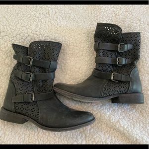 Women’s Matisse Black lattice Booties Sz9
